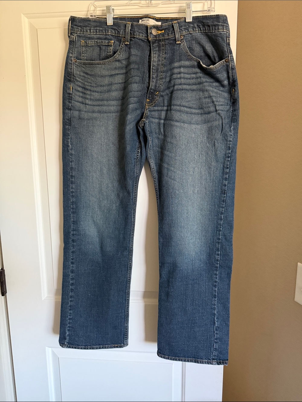 Levi's Signature Relaxed Fit Jeans in Dark Blue with Gold Stitching